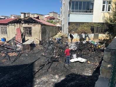 Diyarbakır'da üzen haber! bahçe yangını tek katlı eve sıçradı! Küle dönen evin sahiplerinin o hali yürekleri dağladı! - Resim : 1