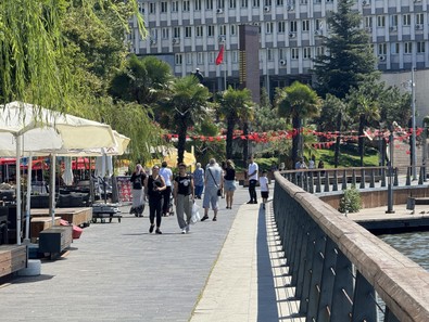 Zonguldak'ta termometreler 28 dereceyi gösterdi. Vatandaşlar sahile koştu - Resim : 1