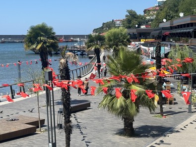 Zonguldak'ta termometreler 28 dereceyi gösterdi. Vatandaşlar sahile koştu - Resim : 2