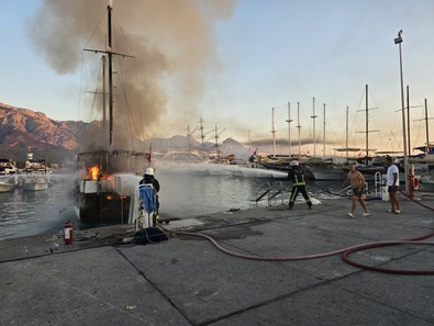 Antalya'da gezi teknesi alev topuna döndü! Hızla müdahale edilen yangında tekne kullanılamaz hale geldi - Resim : 1