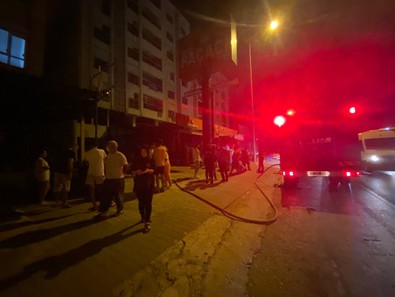Antalya'da korkutan yangın! Apartman sakinleri sokağa döküldü - Resim : 1