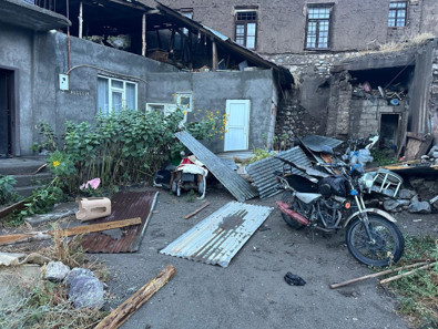 Kağızman'da yer yerinden oynadı! Şiddetli rüzgar çatıları uçurdu - Resim : 1