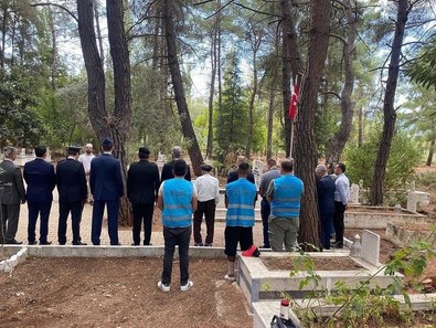 Muğla'da kamu cezası alan yükümlüler, şehit Seyhan Yılmaz'ın kabrinin temizliğini yaptı - Resim : 1