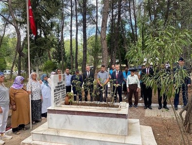 Muğla'da kamu cezası alan yükümlüler, şehit Seyhan Yılmaz'ın kabrinin temizliğini yaptı - Resim : 2