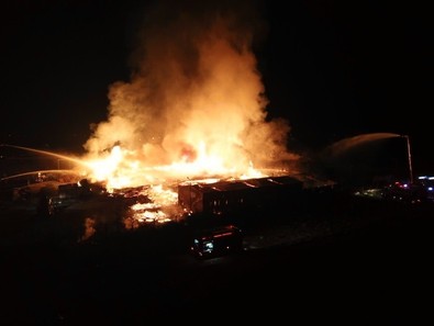 Bursa'da palet fabrikasında korkutan yangın! Ekipler 4 saat sonra kontrol altına alabildi - Resim : 1