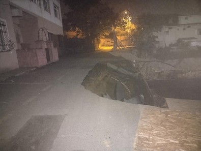 Üsküdar'da istinat duvarı yol ile birlikte çöktü: Bina tahliye edildi! - Resim : 1