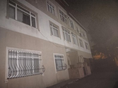 Üsküdar'da istinat duvarı yol ile birlikte çöktü: Bina tahliye edildi! - Resim : 2