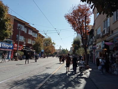 Eskişehir'de hava sıcaklığı yükseldi! Vatandaş kendini sokağa attı - Resim : 1