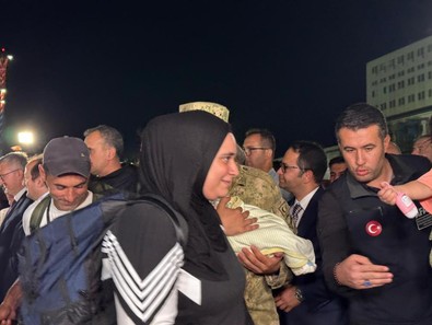 TCG Bayraktar Beyrut'taki Türkleri Mersin'e getirdi - Resim : 1