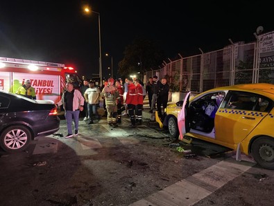 Başakşehir’de kırmızı ışıkta geçti, kazaya neden oldu: 10 yaralı! - Resim : 1