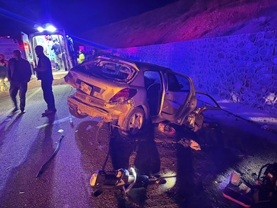 Tunceli'de feci kaza! İki otomobil kafa kafaya çarpıştı: Çok sayıda yaralı - Resim : 1