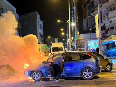 Karabük'te ilginç anlar! Otomobil alev aldı: Cep telefonunu almak için canını işte böyle hiçe saydı - Resim : 1