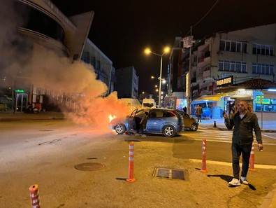 Karabük'te ilginç anlar! Otomobil alev aldı: Cep telefonunu almak için canını işte böyle hiçe saydı - Resim : 2