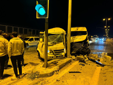 İşçileri taşıyan iki minibüs çarpıştı: Çok sayıda yaralı var - Resim : 2