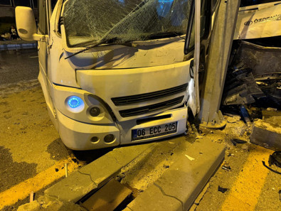 İşçileri taşıyan iki minibüs çarpıştı: Çok sayıda yaralı var - Resim : 3