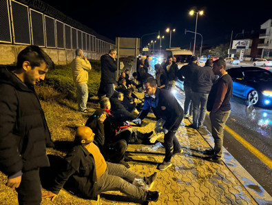 İşçileri taşıyan iki minibüs çarpıştı: Çok sayıda yaralı var - Resim : 1