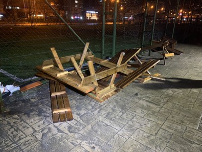 Rize'de dev dalgalar camları kırdı! Sarsıntı hisseden vatandaşlar kendilerini sokağa attı: 8 katlı apartman tahliye edildi - Resim : 2