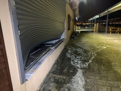 Rize'de dev dalgalar camları kırdı! Sarsıntı hisseden vatandaşlar kendilerini sokağa attı: 8 katlı apartman tahliye edildi - Resim : 1