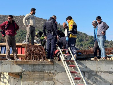 Antalya'da inşaat halindeki binada kalıplar göçtü: 3 işçi yaralandı - Resim : 1