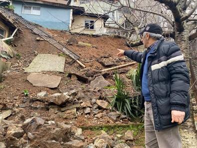 Beykoz'da müstakil bir evin 5 metre yüksekliğindeki istinat duvarı çöktü! - Resim : 1