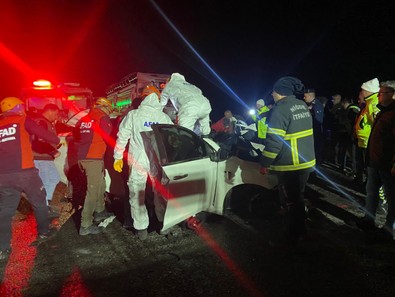 Niğde'de katliam gibi kaza! İki otomobil çarpıştı: Çok sayıda ölü ve yaralı var - Resim : 2