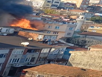 Beyoğlu'nda yangın: İtfaiye ekipleri alevlere müdahale etti! - Resim : 1