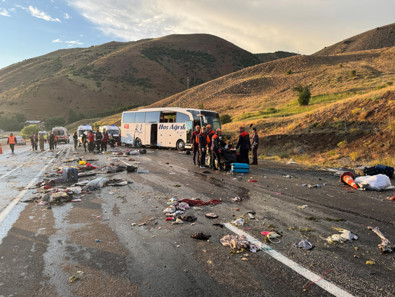 Sivas'ta yolcu otobüsü kaza yaptı: Çok sayıda ölü ve yaralı var - Resim : 2