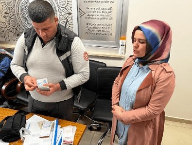 KYK yurdunda görevli güvenlik görevlisi yurtta gezdiği sırada tomarla para buldu... Sonrasında yaptığı şey her yerde haber oldu - Resim : 2