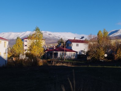 Varto'nun dağlarına karlar düştü, ilçenin yüksek kesimleri beyazlar içinde kaldı. Kış Varto için resmen geldi! - Resim : 1