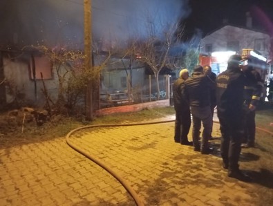 Niksar'da korkutan yangın! Tek katlı ev alevlere teslim oldu - Resim : 1