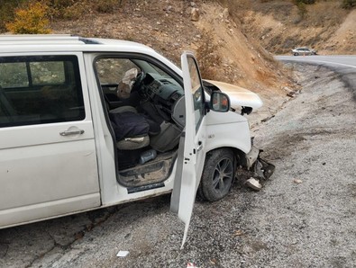 Sivas’ta feci kaza! Otomobil ve minibüs kafa kafaya çarpıştı: 1’i ağır 10 kişi yaralandı! - Resim : 2