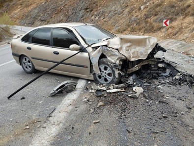 Sivas’ta feci kaza! Otomobil ve minibüs kafa kafaya çarpıştı: 1’i ağır 10 kişi yaralandı! - Resim : 1