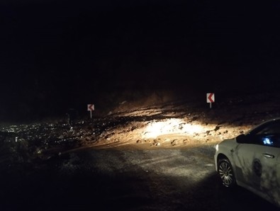 Marmaris'te toprak kayması! Araçlar mahsur kaldı - Resim : 1
