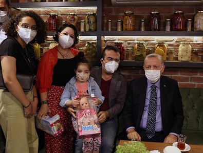 Cumhurbaşkanı Erdoğan'dan Çengelköy'de sürpriz ziyaret! - Resim : 2
