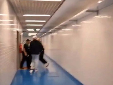 Futbolda adaleti sağlayacaktı! VAR kararı çileden çıkardı! Yönetici VAR odasını basmaya kalktı, görevliler son anda durdurdu - Resim : 1