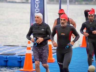 Her yıl binlerce sporcunun katıldığı etkinliğe bu kez belediye başkanı da katıldı. 2 bin 400 metrelik parkuru 29 dakikada yüzdü - Resim : 2