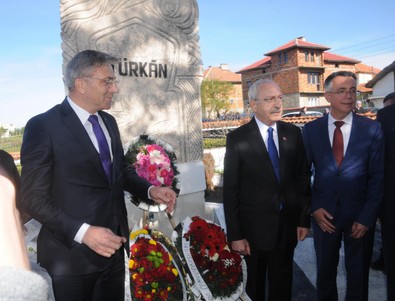 Kılıçdaroğlu bileğindeki marteniçkayı çıkartıp Bulgaristan'da ağaca bağladı! Dikkat çeken 'Türkan Feyzullah' detayı - Resim : 1