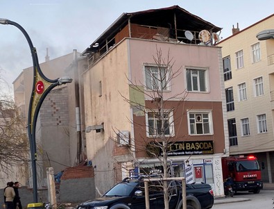 Konya'da bir iş yerinin deposunda çıkan yangın kontrol altına alındı - Resim : 1
