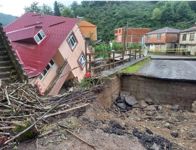 Giresun'u sel vurdu! Evler boşaltıldı, Giresun-Gümüşhane karayolu ulaşıma kapandı! - Resim : 1