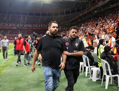 Galatasaray maçı öncesi olay çıktı! Taraftar dışarı çıkarıldı - Resim : 1