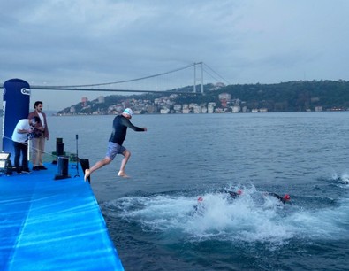 Her yıl binlerce sporcunun katıldığı etkinliğe bu kez belediye başkanı da katıldı. 2 bin 400 metrelik parkuru 29 dakikada yüzdü - Resim : 1