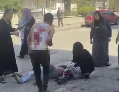 Ankara'da sokak ortasında birbirlerine dehşeti yaşattılar! 2 kişinin de durumu ağır! O anlar cep telefonu kamerasına yansıdı! Mahalleli ise büyük korku yaşadı - Resim : 2
