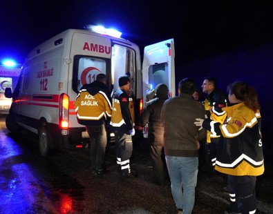 Cenazeye gidenleri taşıyan midibüs devrildi! Ölü ve yaralılar var - Resim : 1