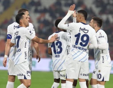 Fenerbahçe'de Nesyri'ye Adana'da 2 asist yapan Tadic'in performansı o ismi yedek kulübesine gömebilir. Mourinho da mecbur kalacak - Resim : 1