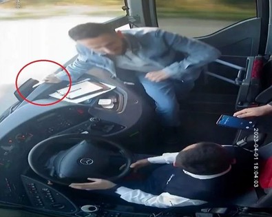 Yolcu otobüsünde dehşet! Şoförü rehin alıp aracı kaçırdı - Resim : 1