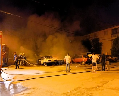 Denizli'de çöp kovasının yanında yangın! Otopark bir anda ateş topuna döndü! Faciada 7 araç küle döndü! Patlamalar, korku ve paniğe neden oldu - Resim : 2