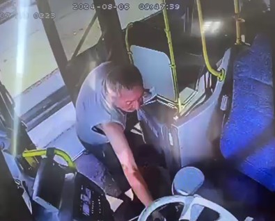 Otobüs şoförünün zor anları! Hem yumrukladı hem kontağı çaldı! - Resim : 2