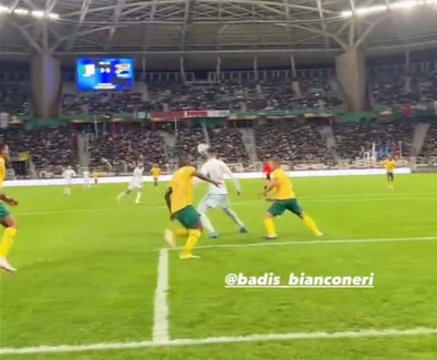 Eski Fenerbahçeli yıldızdan spektaküler gol! Tüm dünya onu konuşuyor! “Ne ara düşünüp topu kaldırıp bu şekil bitirdin” - Resim : 1