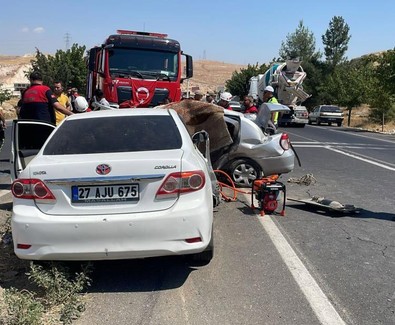 2 otomobil feci şekilde çarpıştı! Otomobillerden biri kağıt gibi ezildi: Ölü ve yaralı var - Resim : 1
