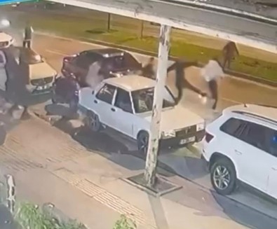 Sakarya'da feci kaza! Kavgadan kaçarken çelme taktılar: Yere düşen çocuğun üzerinden otomobil geçti - Resim : 1